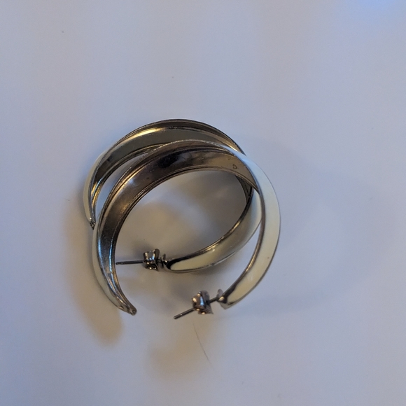 Cream and gold coloured hoop earrings - Picture 3 of 3